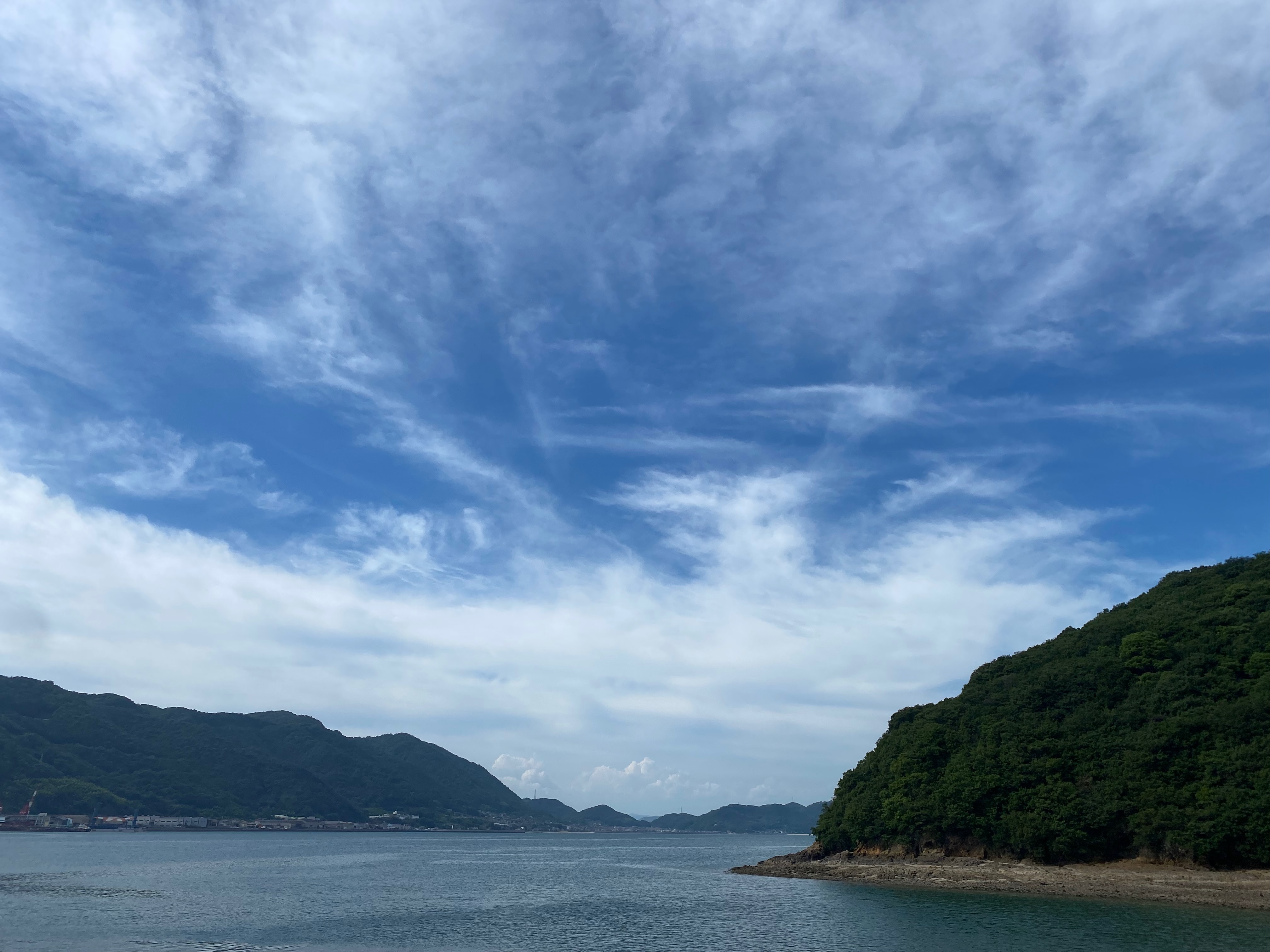 仙酔島から見た空と海