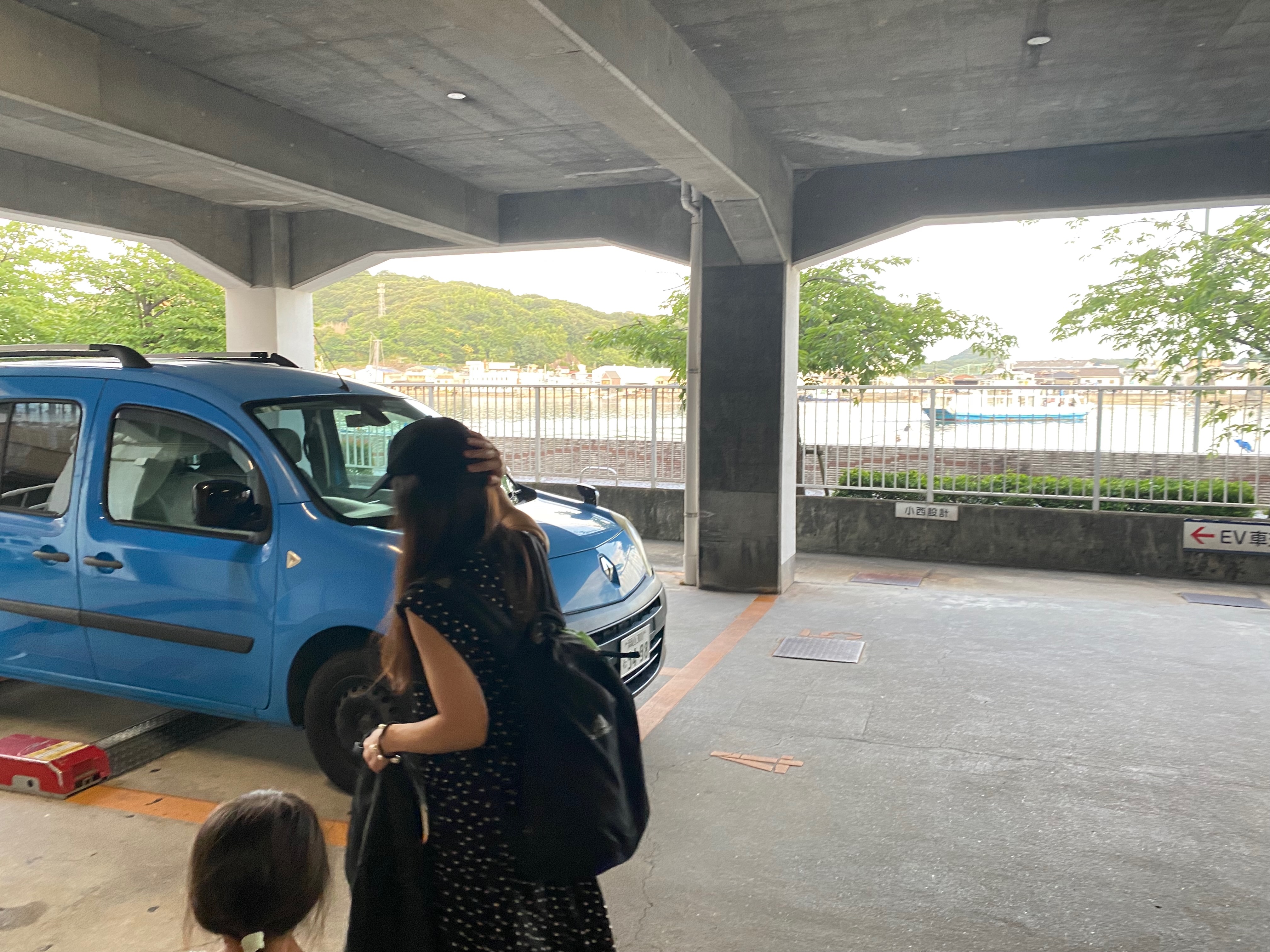 駐車場で家族と車