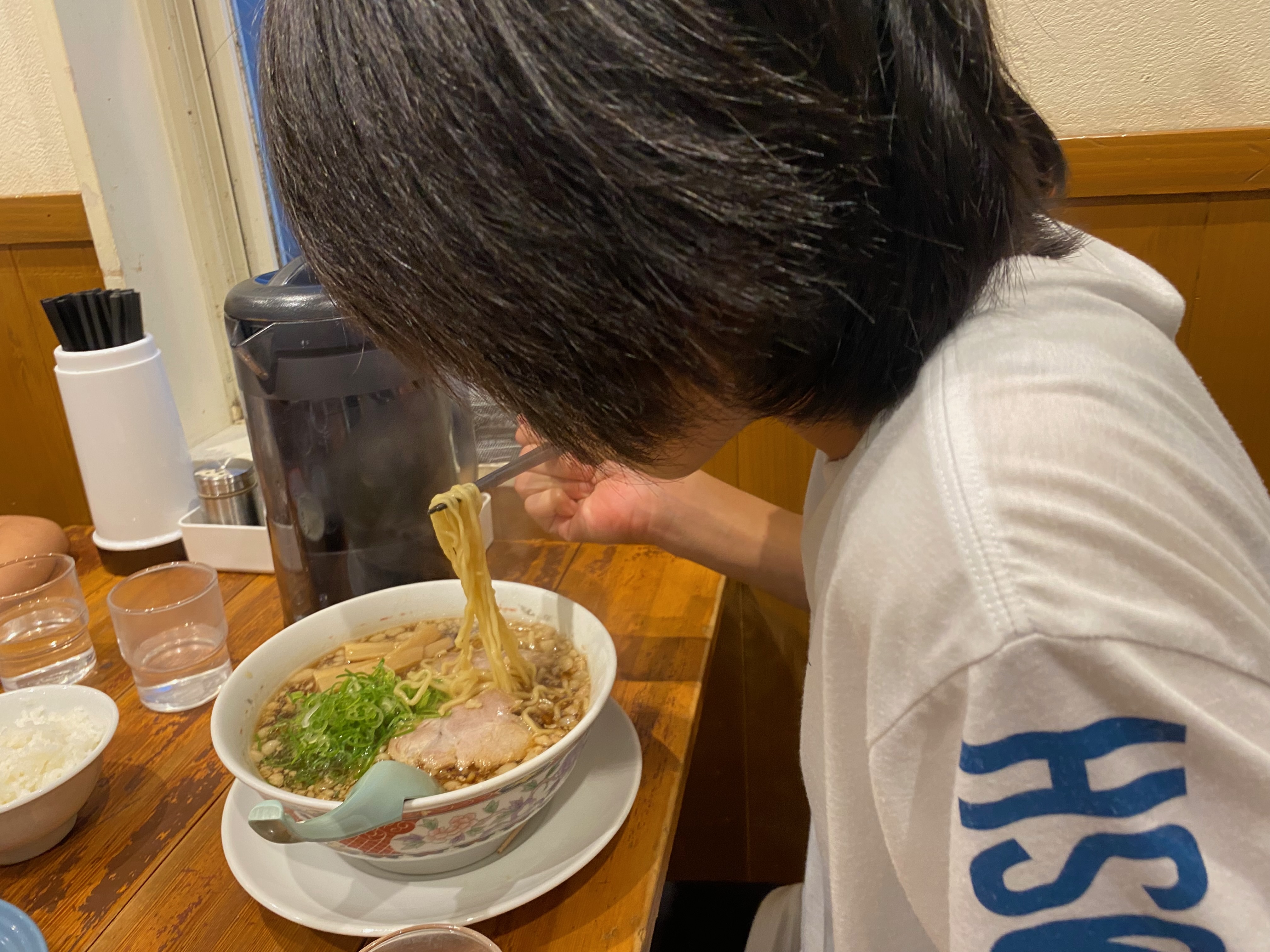 まるぼしラーメンを食べる家族