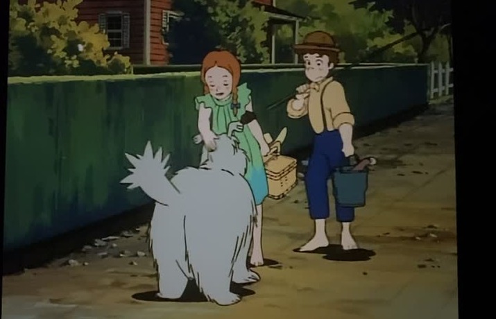 家の前で犬に迎えられる
